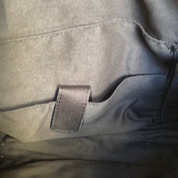 Wilson’s Leather Beautiful Black Shoulder Bag - Picture 6 of 8